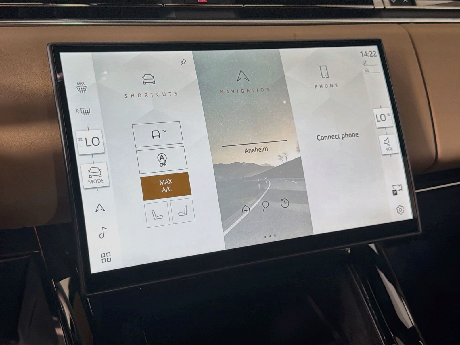 New 2026 Santorini Black Land Rover Dynamic SE image 18