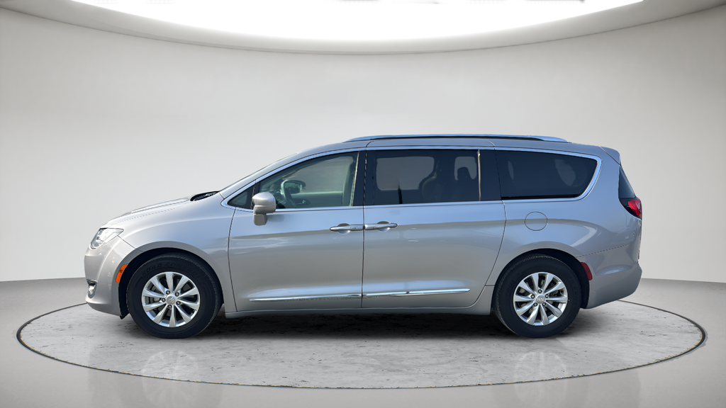 Used 2018 Silver Chrysler Touring L image 10