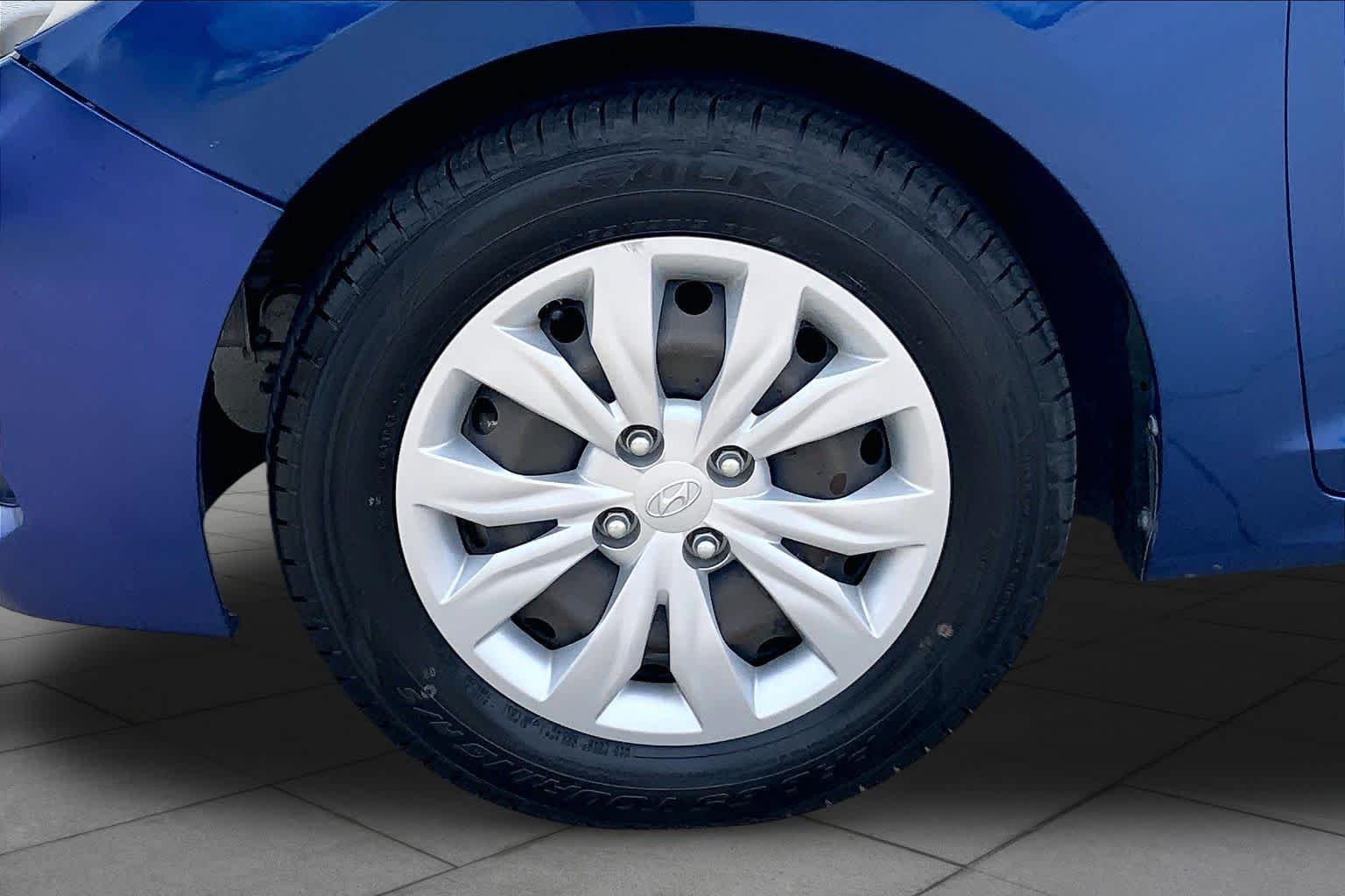 Used 2022 Admiral Blue Hyundai SE image 11