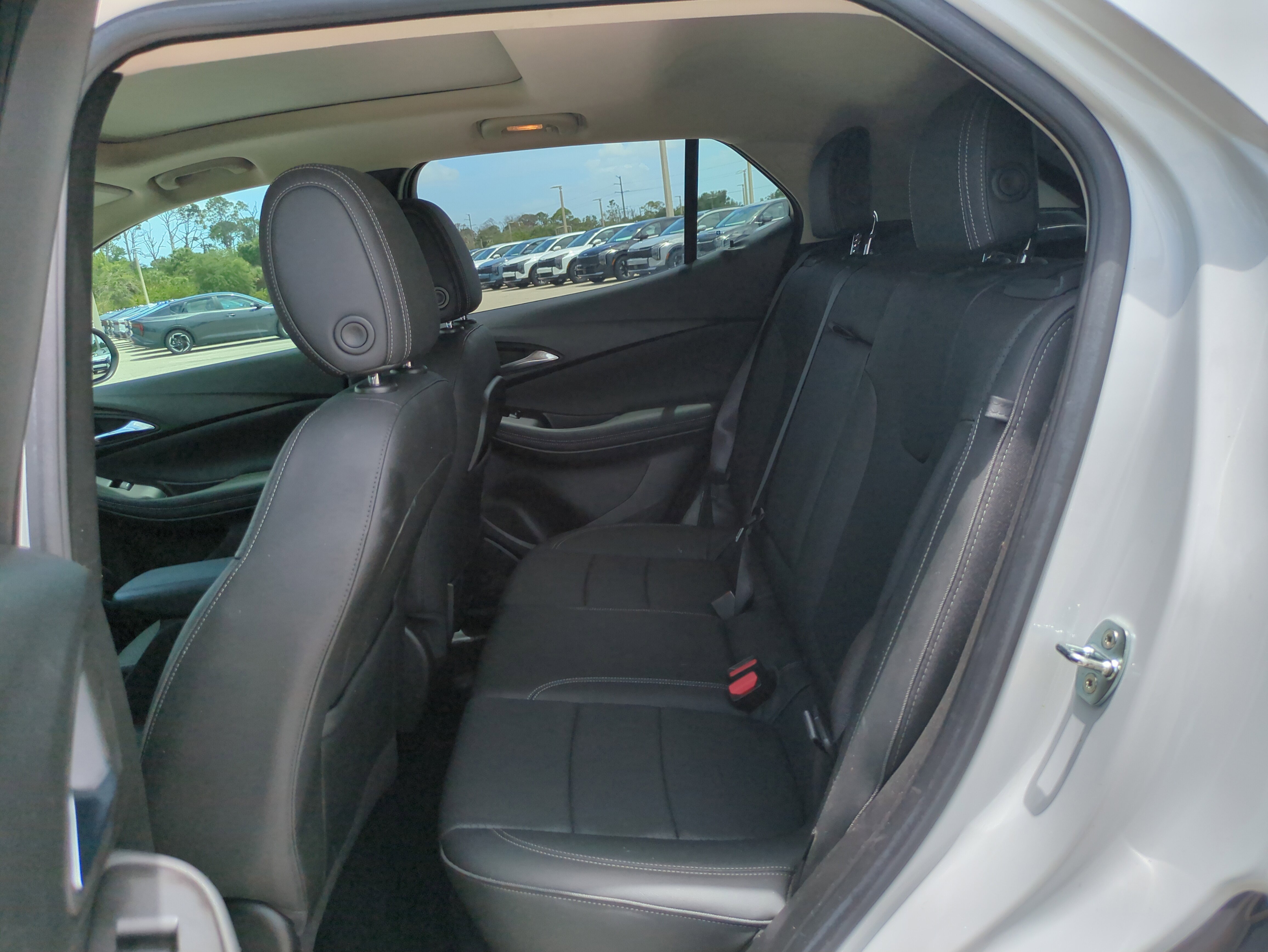 Used 2023 White Frost Tricoat Buick Essence image 15