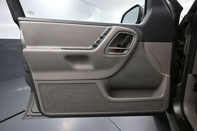 Used 1999 Gray Jeep Laredo image 16