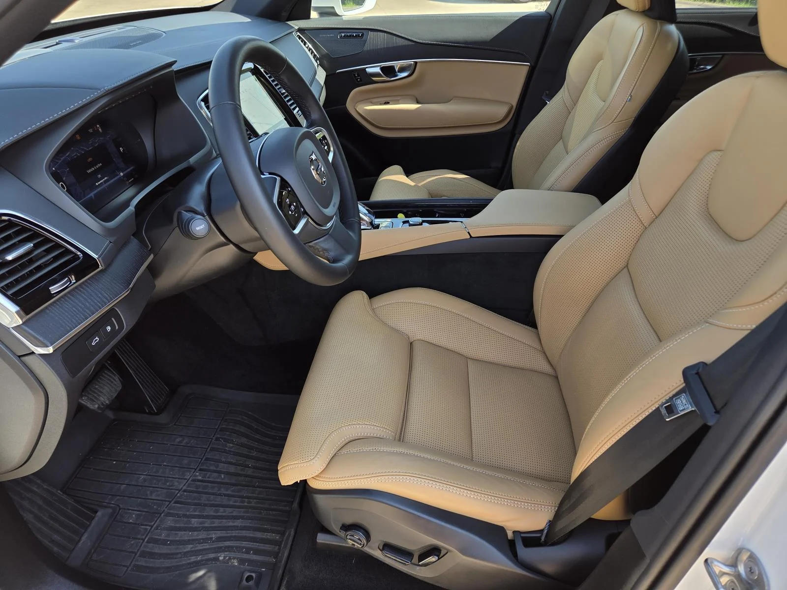 Used 2025 Crystal White Metallic Volvo Ultra image 33