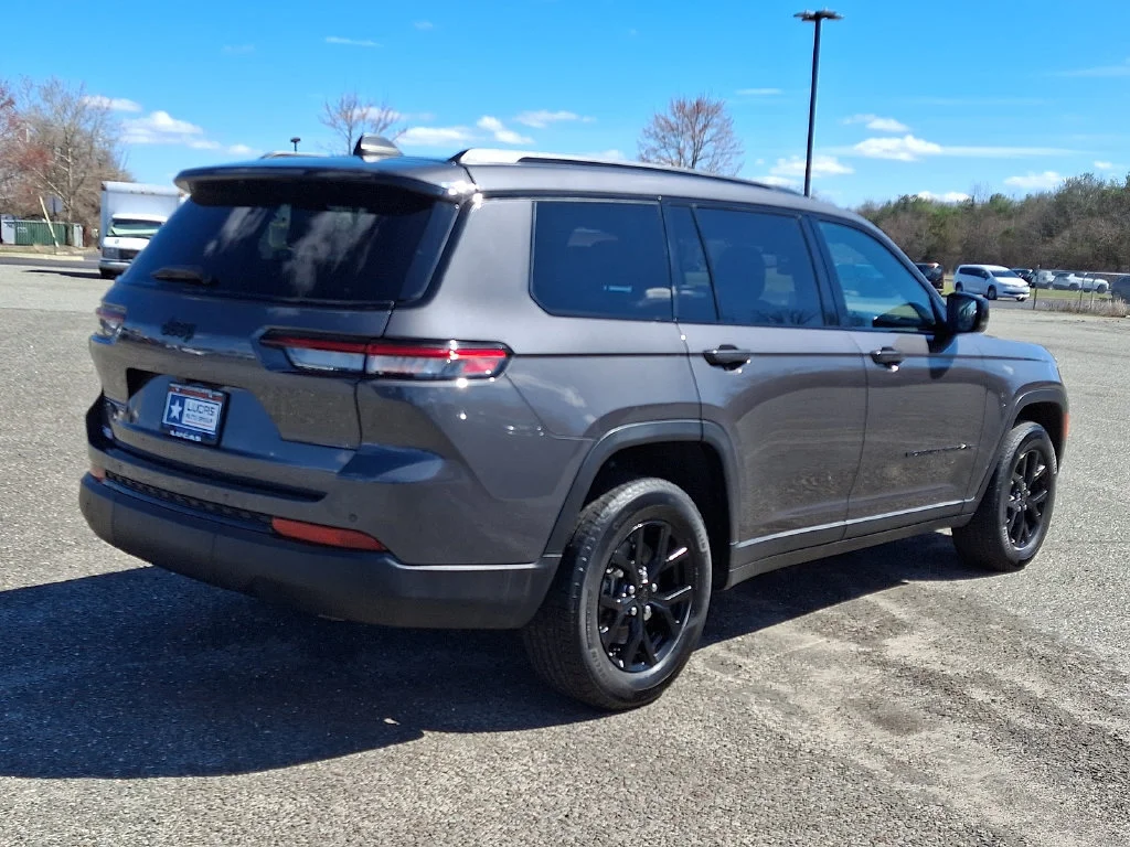 Used 2024 Baltic Gray Metallic Clearcoat Jeep Altitude image 12