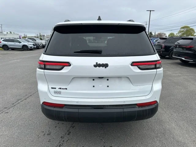 Used 2023 White Jeep Altitude image 6