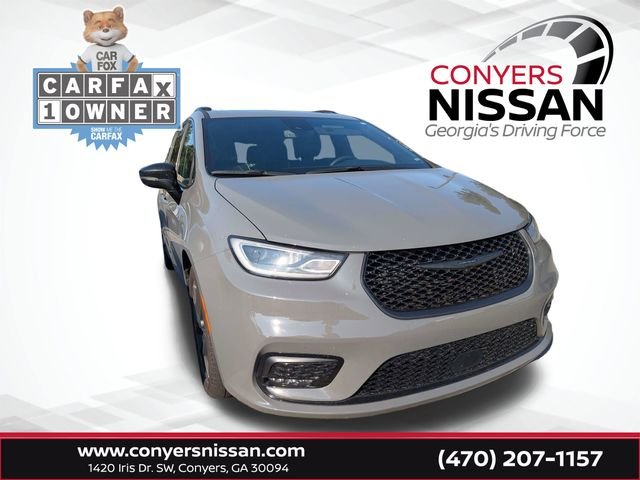 Used 2025 White Chrysler Limited image 1