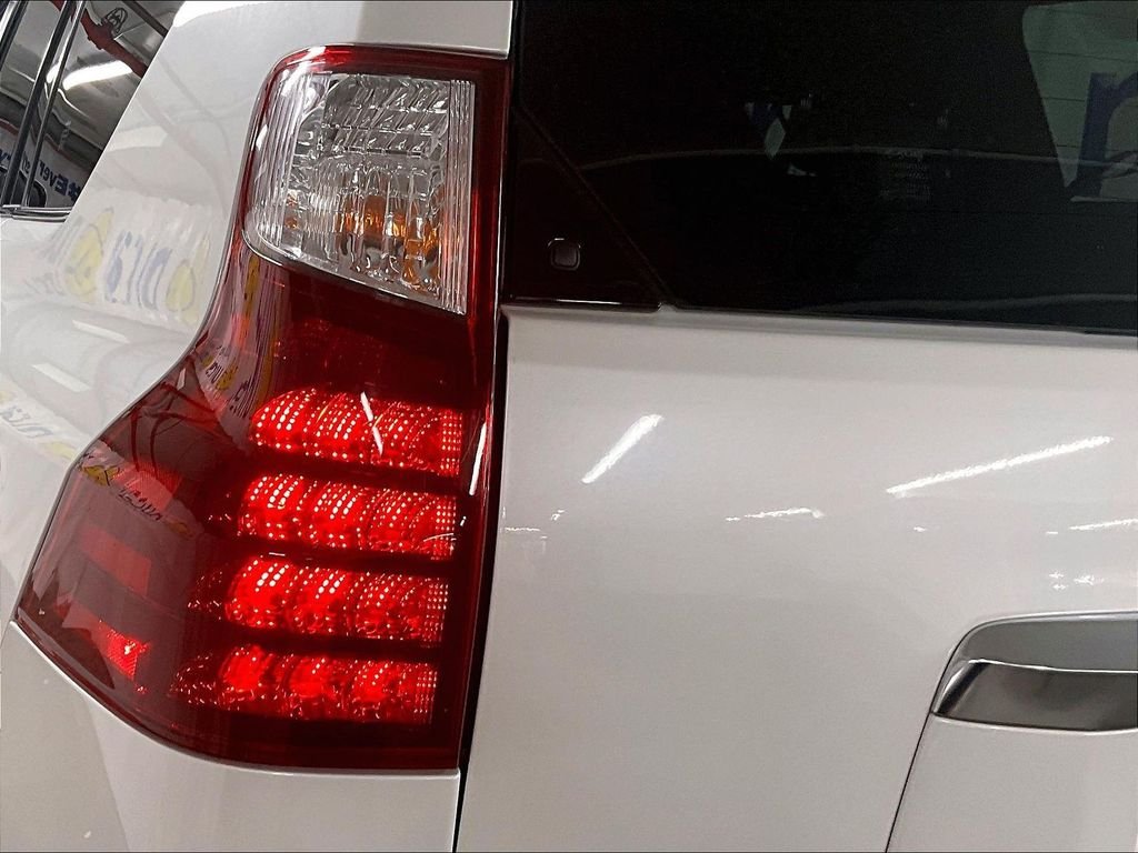 Used 2021 White Lexus 460 image 32