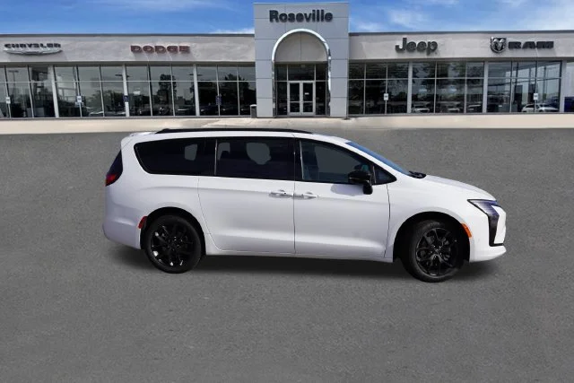 New 2027 Bright White Clear-Coat Paint Chrysler Limited image 2