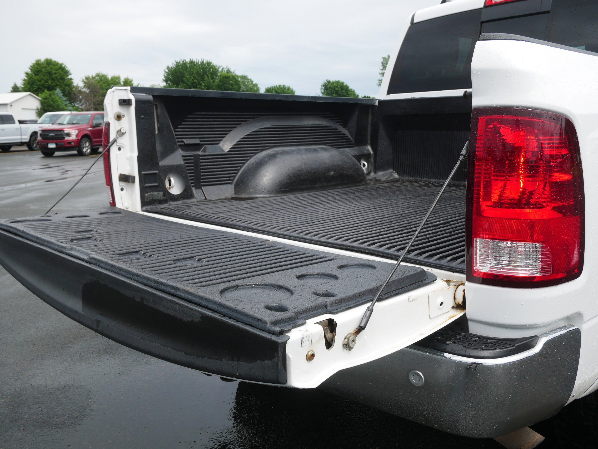Used 2018 Bright White Clearcoat Ram SLT image 11
