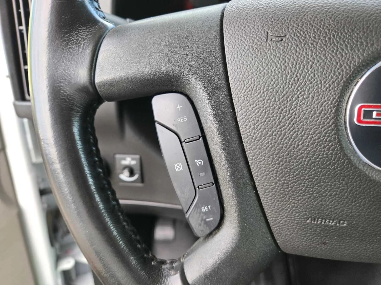 Used 2023 SUMMIT WHITE GMC 1WT image 27