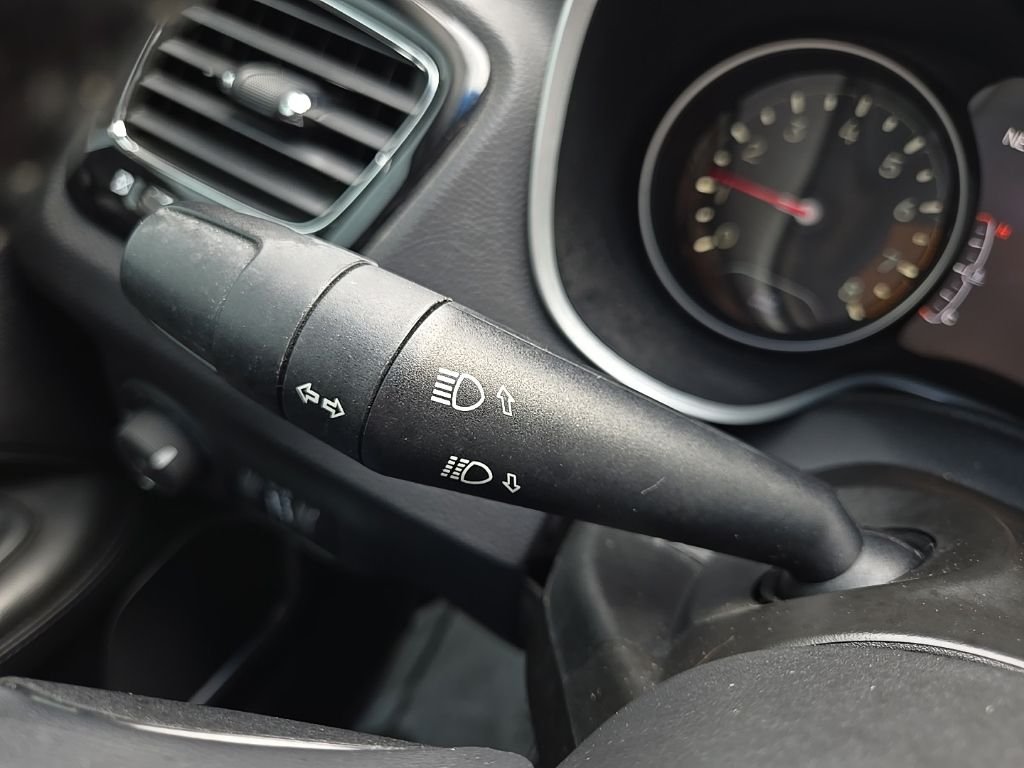 Used 2018 White Jeep Latitude image 39