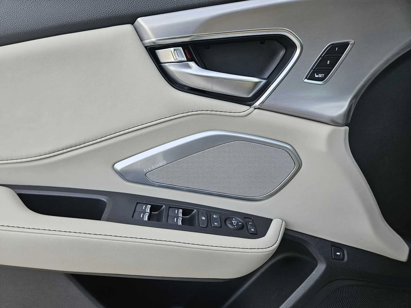 Used 2025 Platinum White Pearl Acura w/Technology Package image 18
