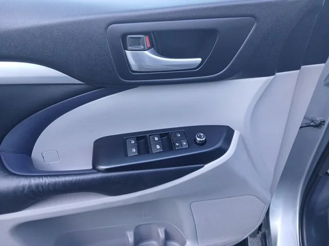Used 2015 Silver Toyota XLE V6 image 22