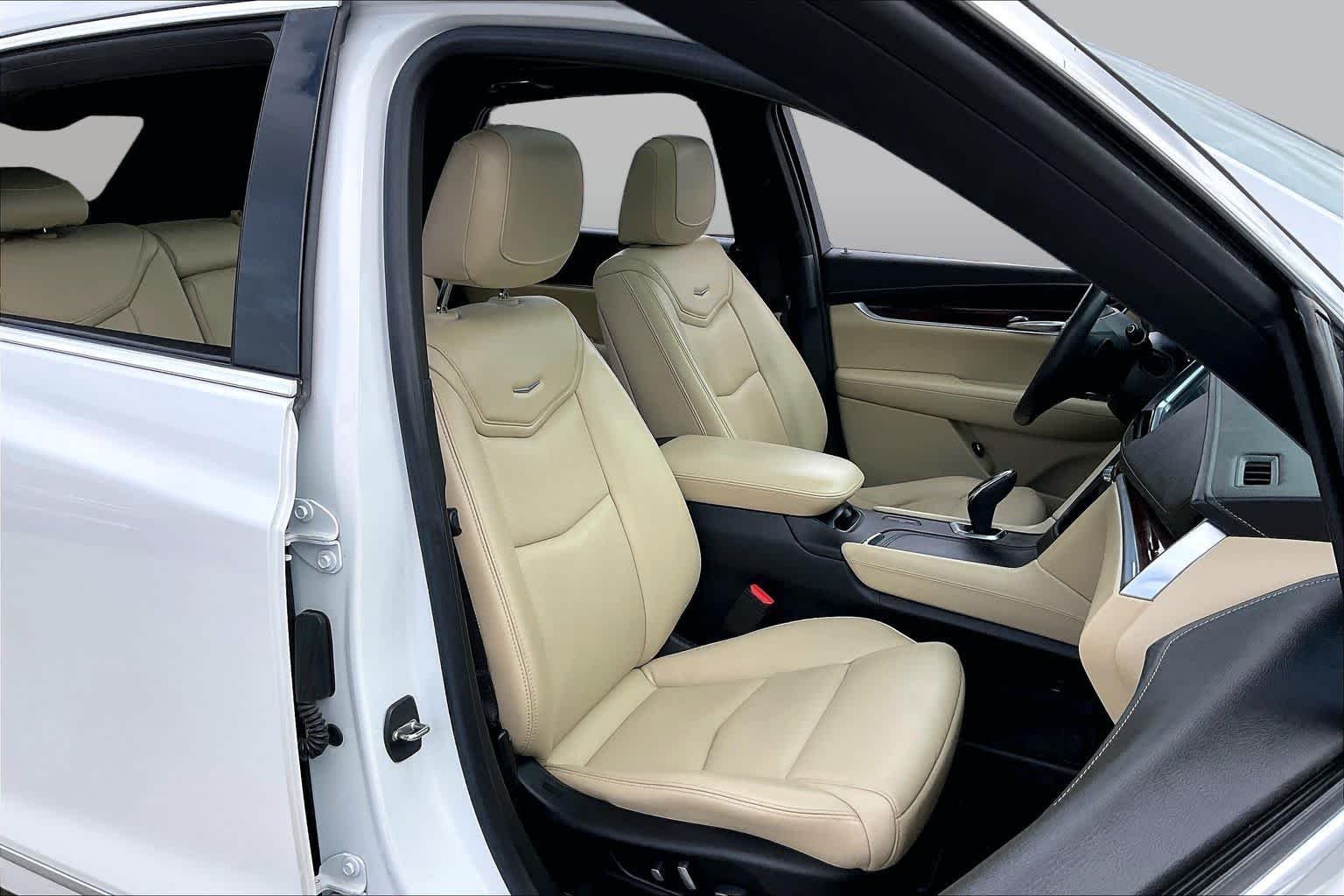 Used 2018 Crystal White Tricoat Cadillac Luxury FWD image 9