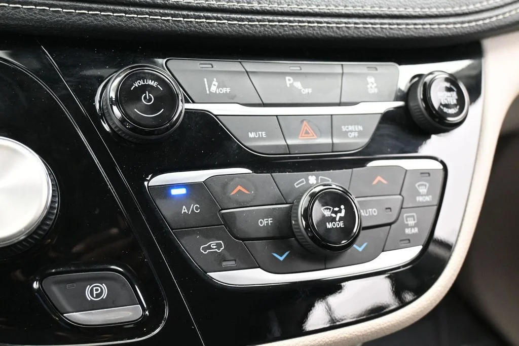 Used 2023 Brilliant Black Crystal Pearlcoat Chrysler Touring L image 20