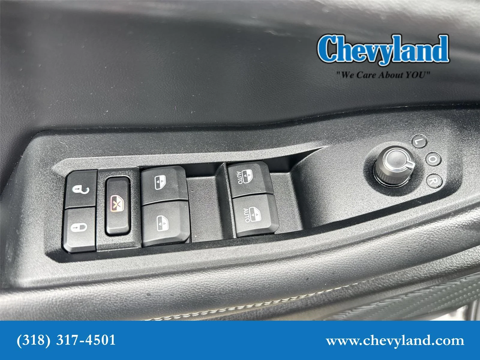 Used 2023 Diamond Black Crystal Pearlcoat Jeep Laredo image 23