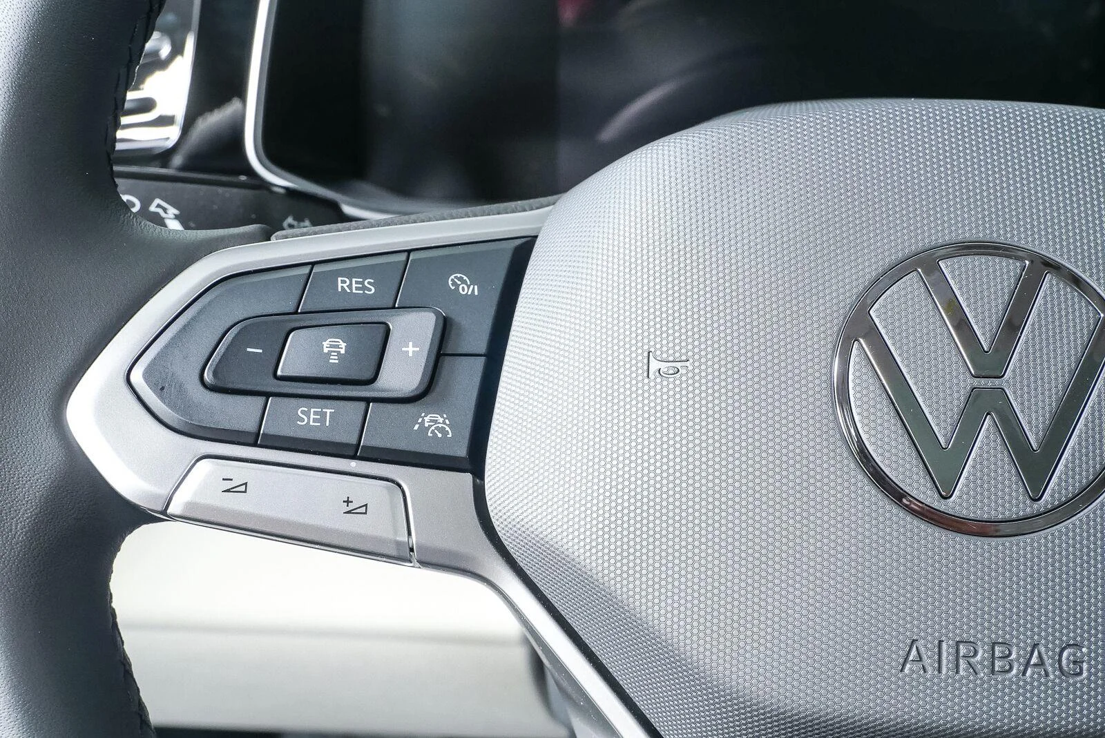New 2027 Opal White Pearl Volkswagen SE image 14
