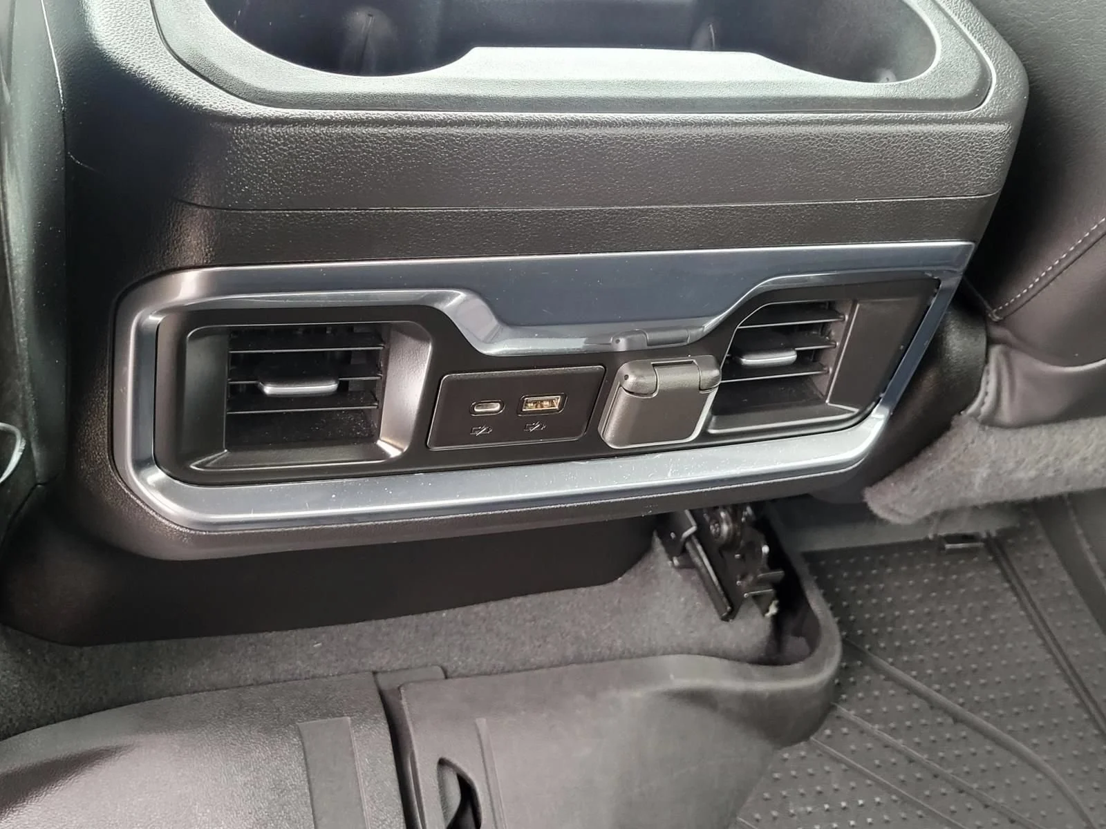 Used 2022 Silver Ice Metallic Chevrolet High Country image 20