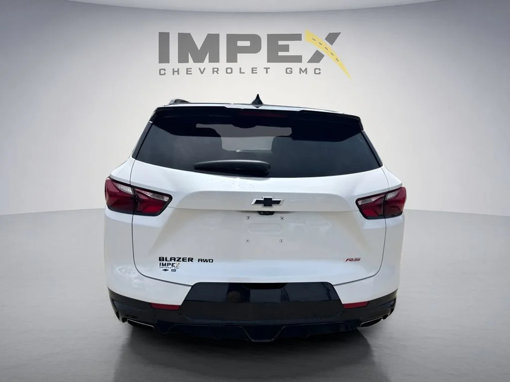 Used 2022 Iridescent Pearl Tricoat Chevrolet RS image 4