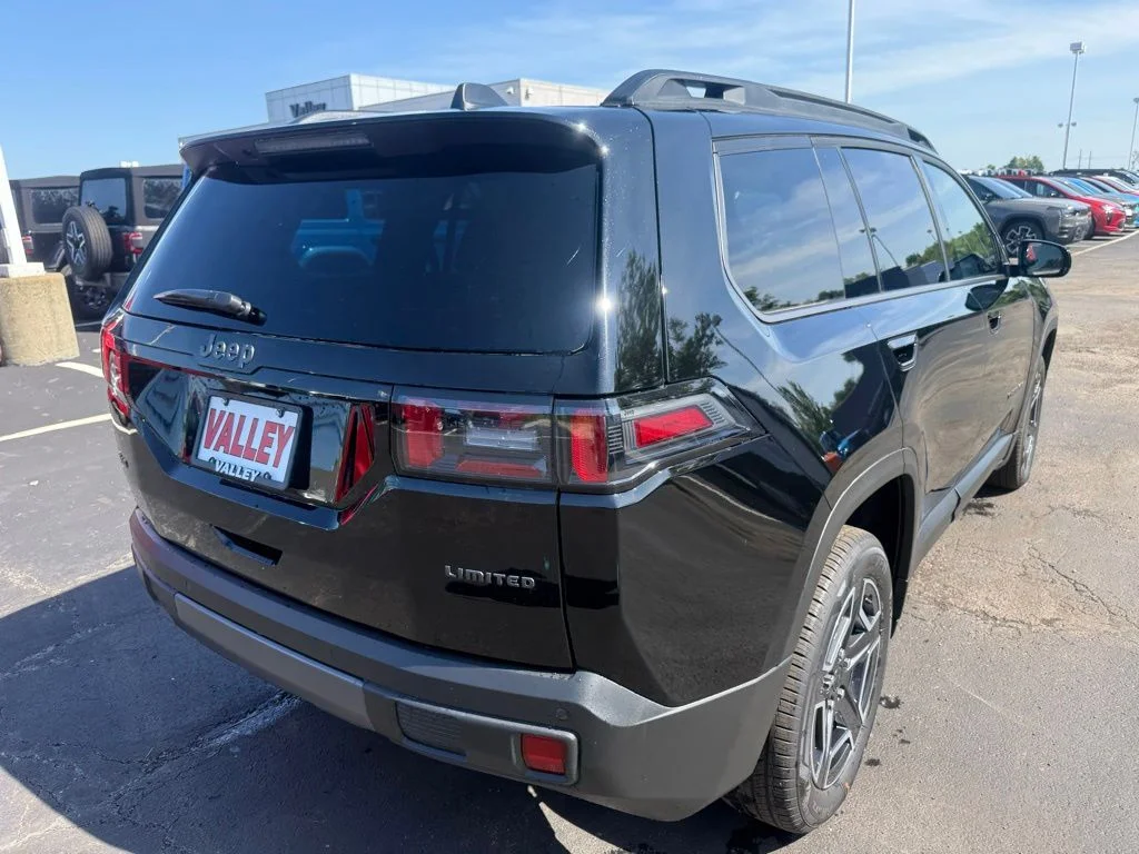 New 2026 Diamond Black Crystal Pearl-Coat Exterior Paint Jeep Limited image 3