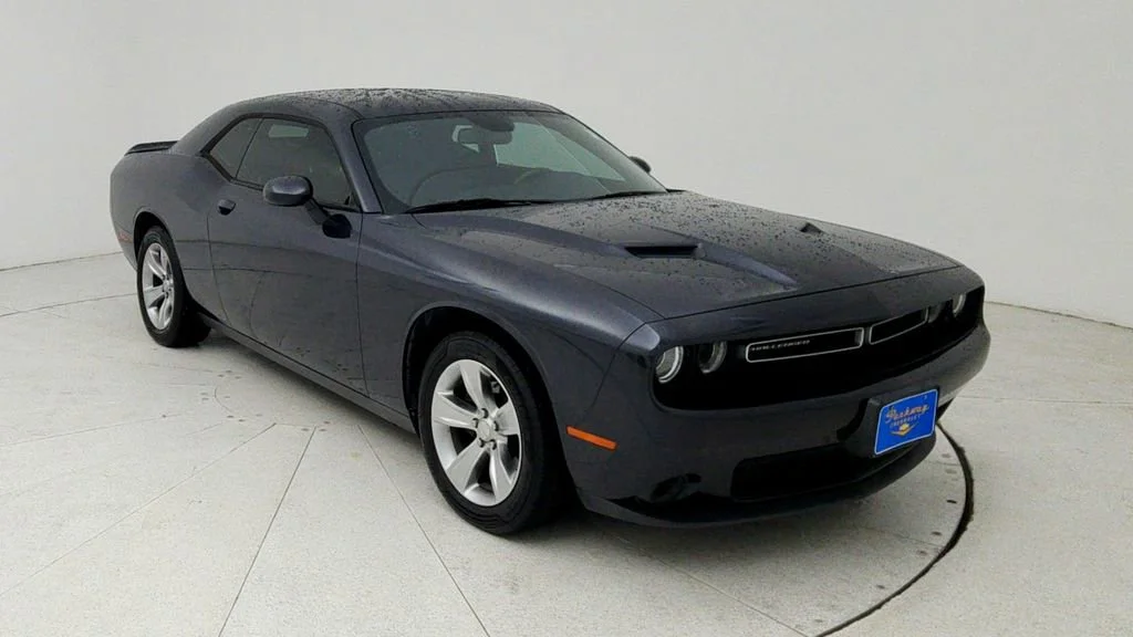 Used 2019 Gray Dodge SXT image 1
