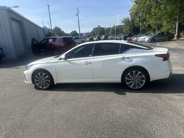 Used 2025 White Nissan 2.5 SL image 8
