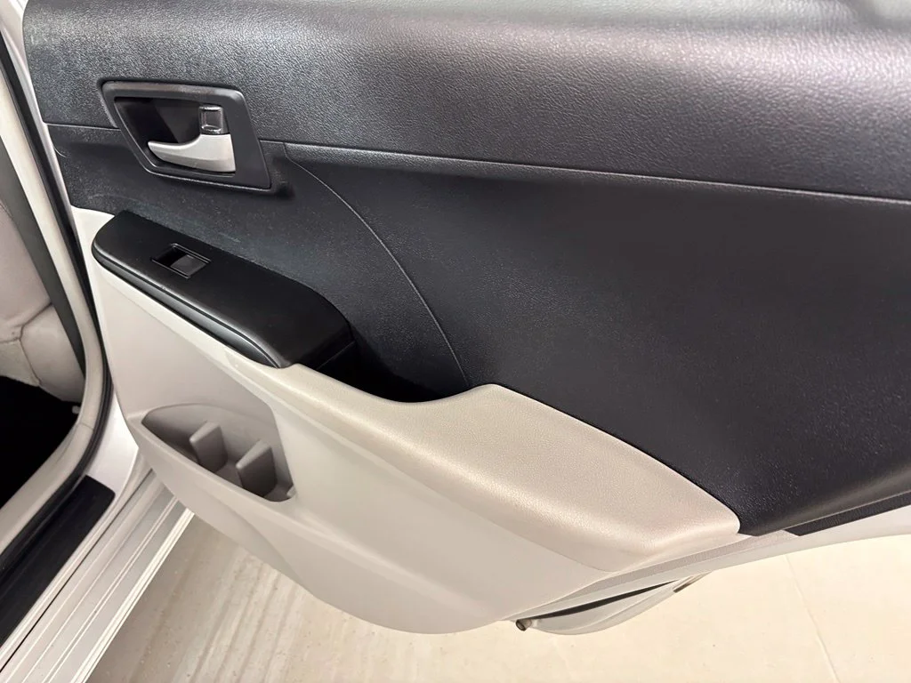 Used 2014 Silver Toyota LE image 33