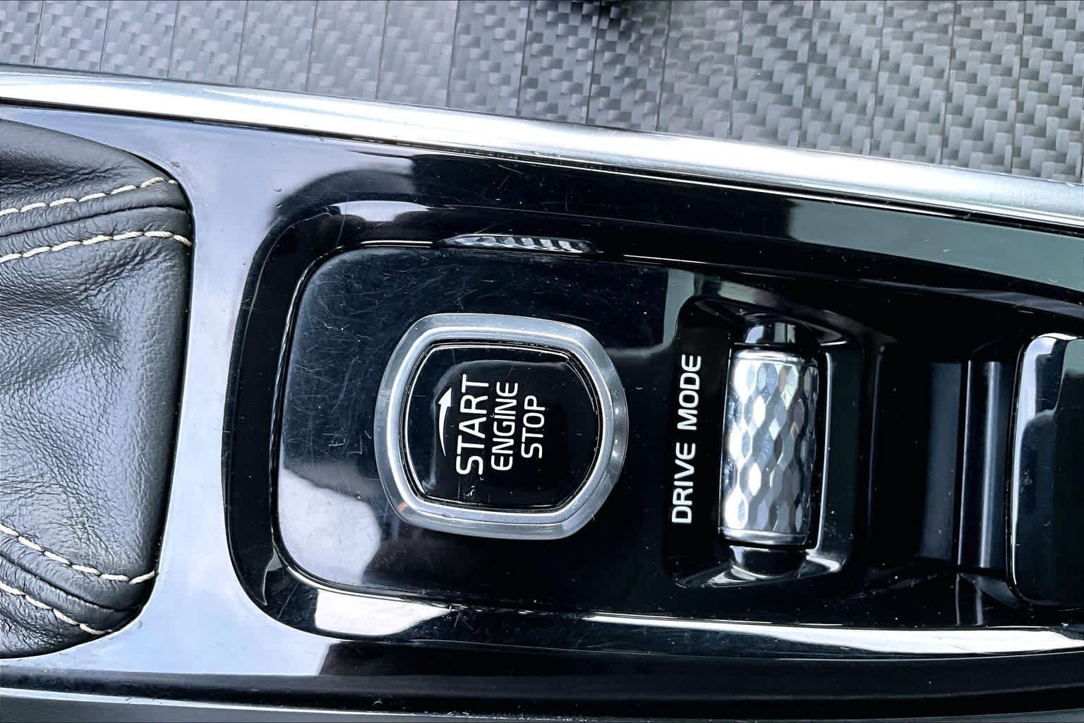 Used 2019 Onyx Black Metallic Volvo R-Design image 35