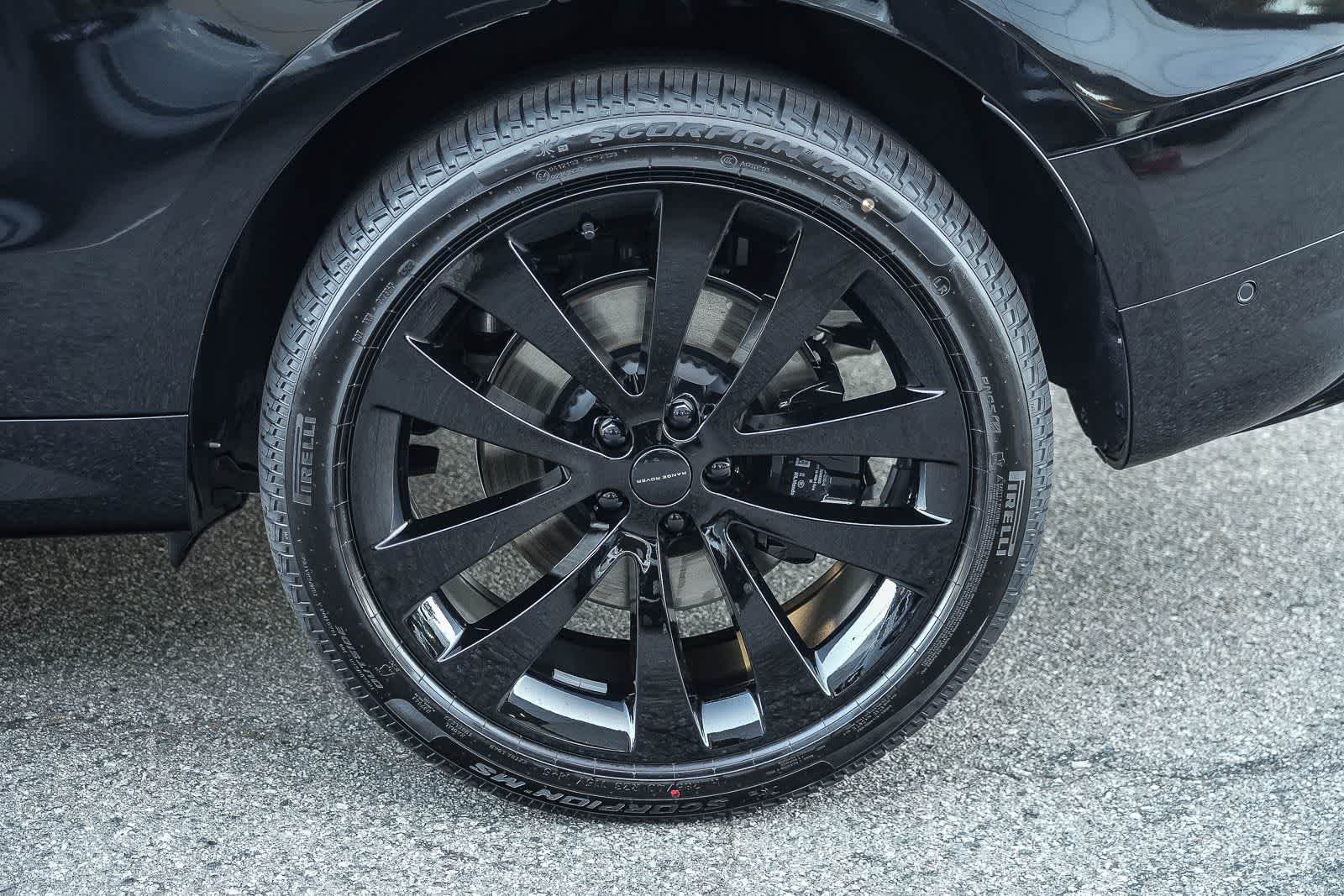 New 2026 Santorini Black Land Rover Dynamic SE image 8