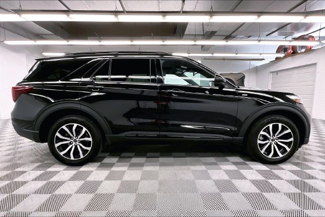 Used 2023 Agate Black Metallic Ford ST-Line image 14