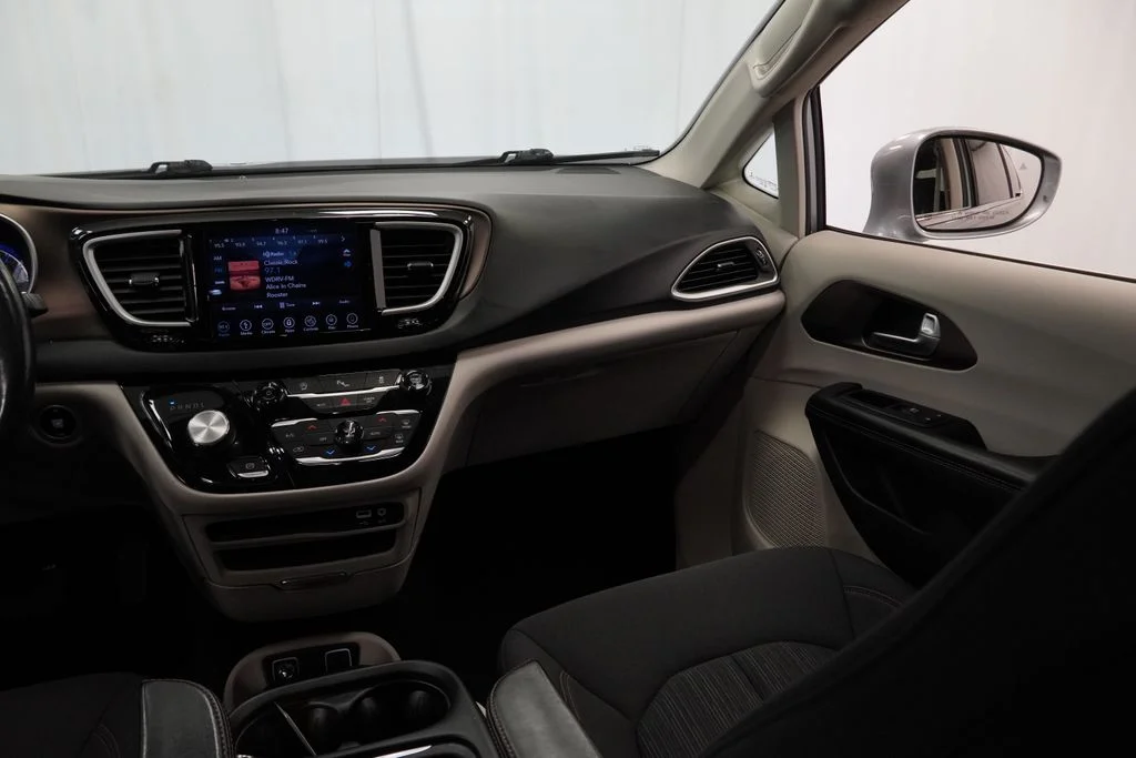 Used 2019 Silver Chrysler Touring Plus image 32
