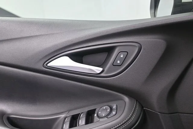 Used 2020 SUMMIT WHITE Buick Preferred image 13