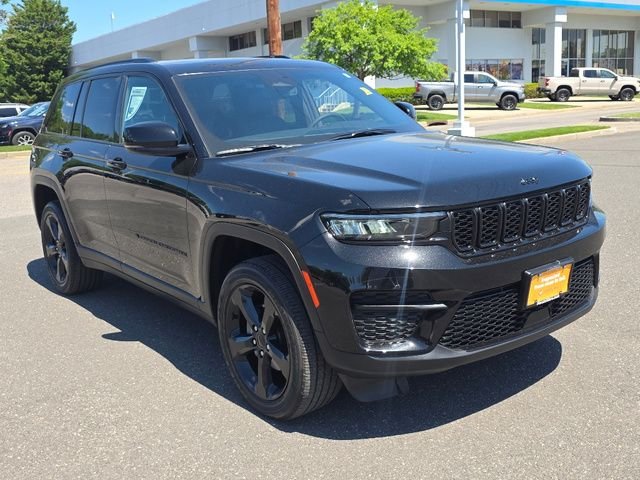 Certified Used 2024 Diamond Black Crystal Pearlcoat Jeep Altitude image 8