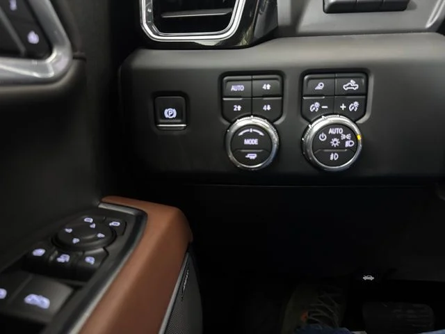 Used 2025 Onyx Black GMC Denali Ultimate image 17