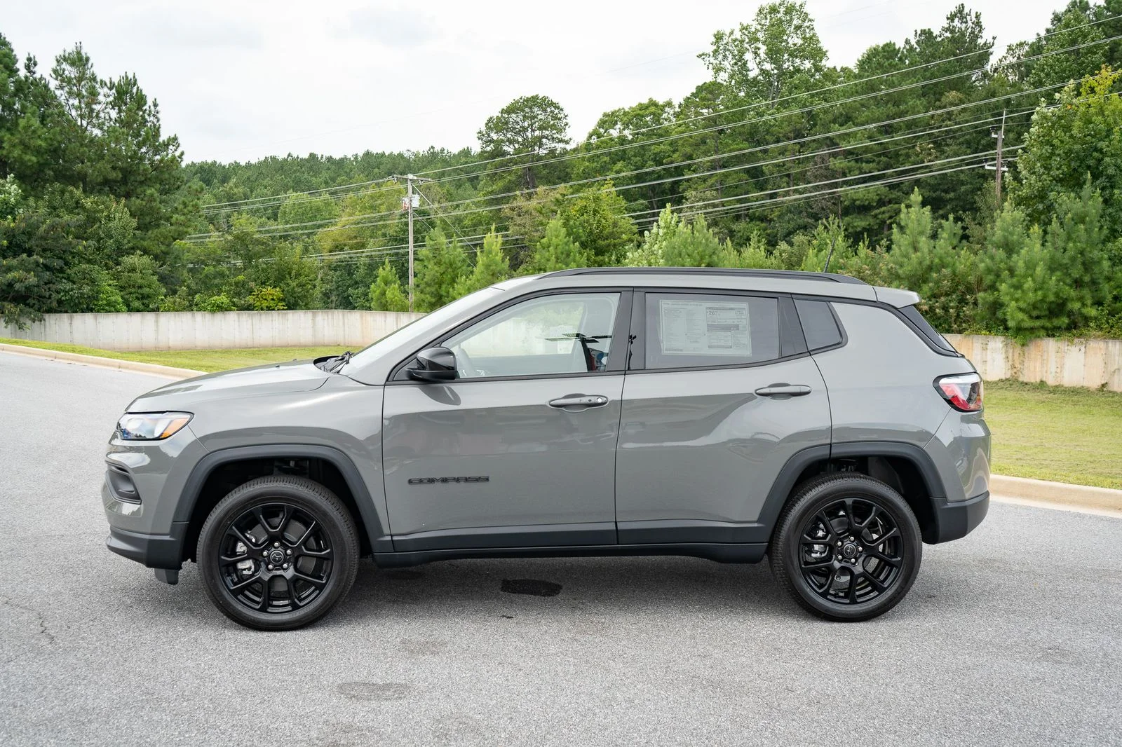 New 2026 Sting-Gray Clear-Coat Exterior Paint Jeep Latitude image 5
