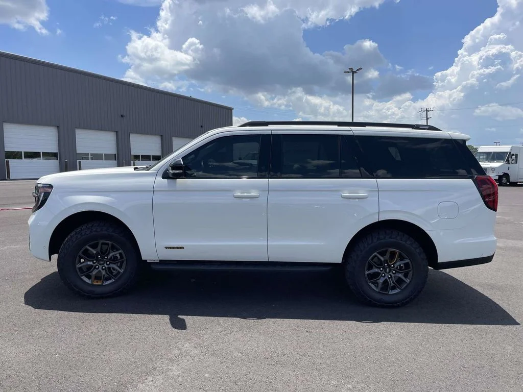 New 2025 Star White Metallic Tri-Coat Ford TREMOR® image 6