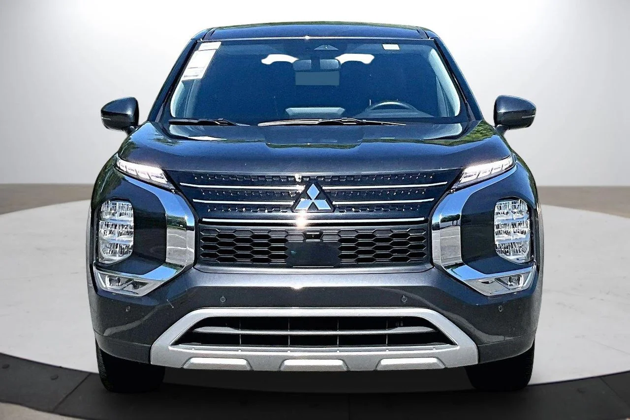 Certified Used 2024  Mitsubishi SE image 3