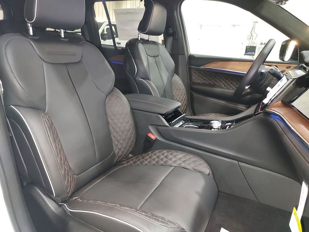 New 2026 Bright White Clear-Coat Exterior Paint Jeep Summit image 31
