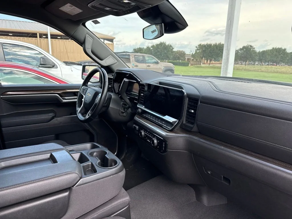Used 2025 Black Chevrolet LT image 4
