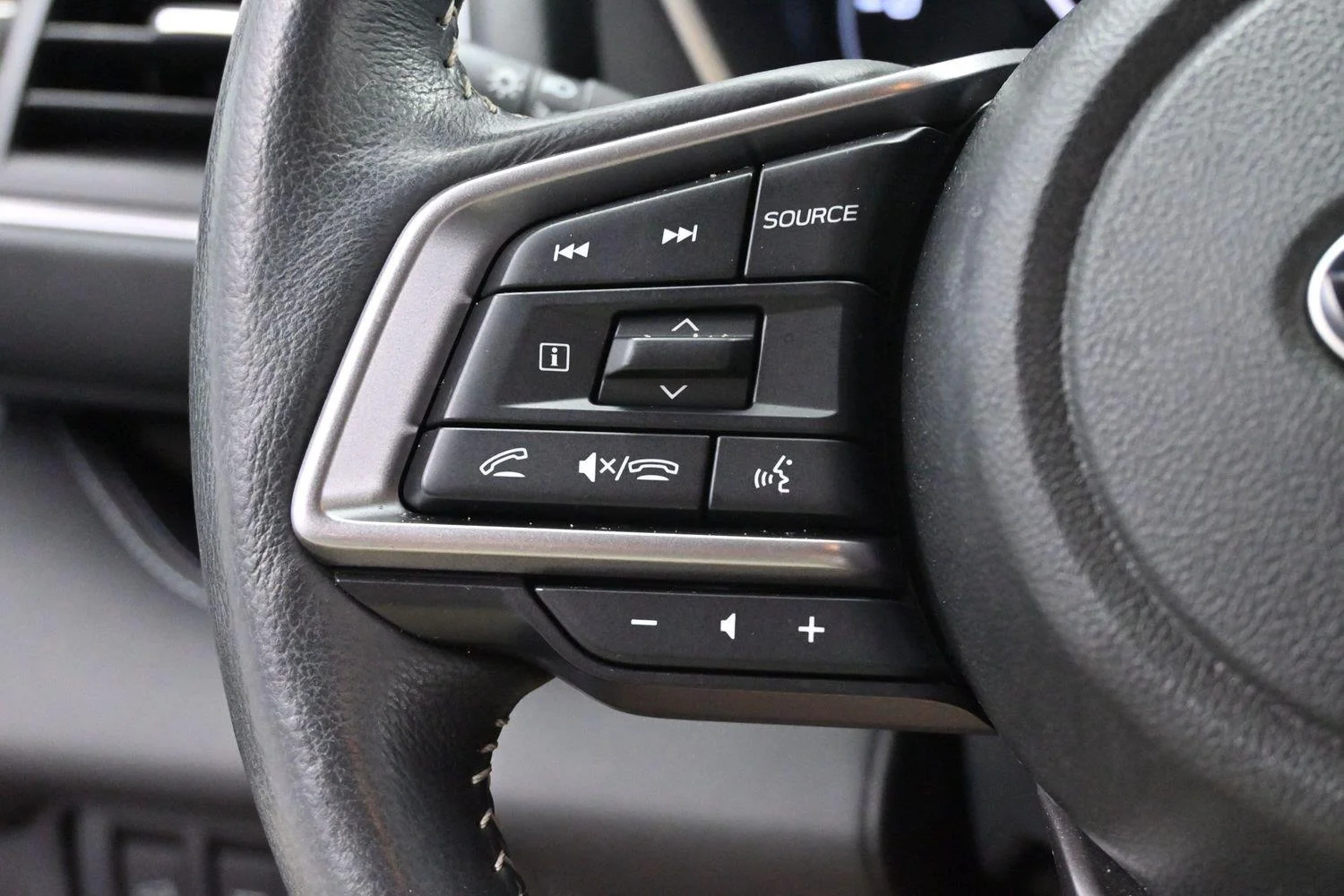 Used 2024 Ice Silver Metallic Subaru Limited image 19