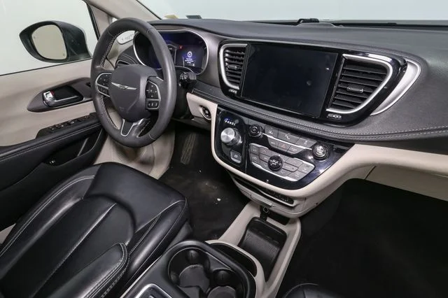 Used 2023 Silver Chrysler Touring L image 18