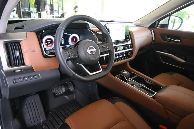 Used 2025 White Nissan Platinum image 21
