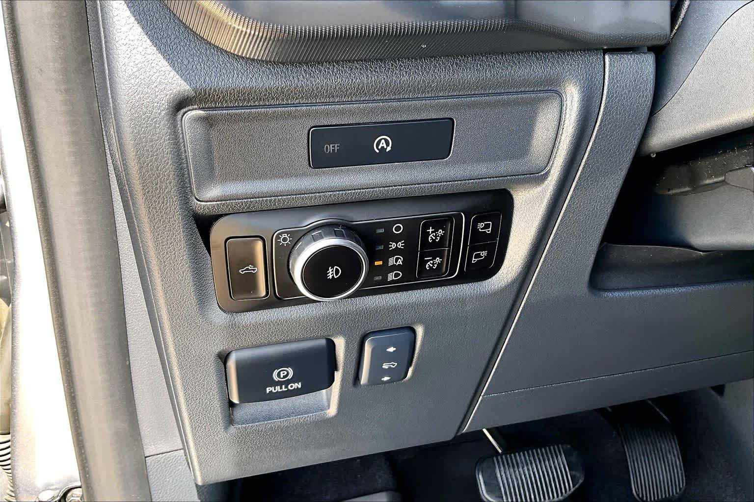 Used 2025 Iconic Silver Metallic Ford LARIAT image 36