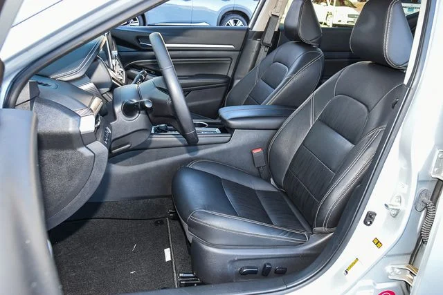 Used 2019 Silver Nissan 2.5 Platinum image 18