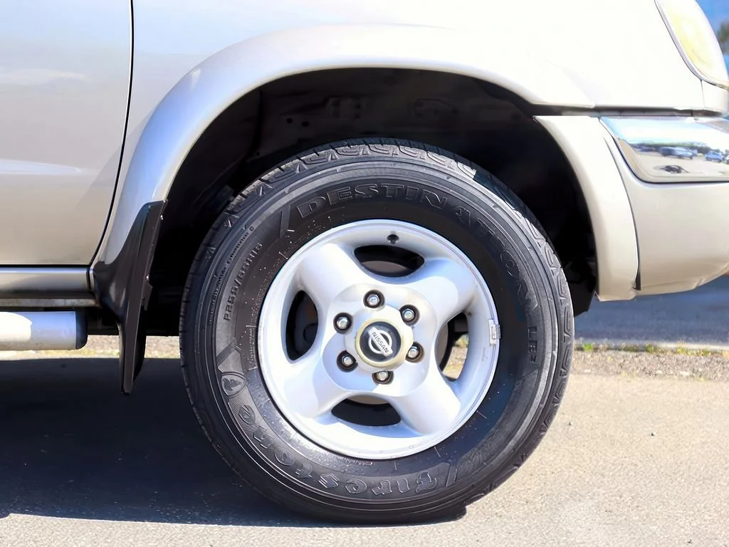 Used 2000 Silver Ice Clearcoat Metallic Nissan SE image 21