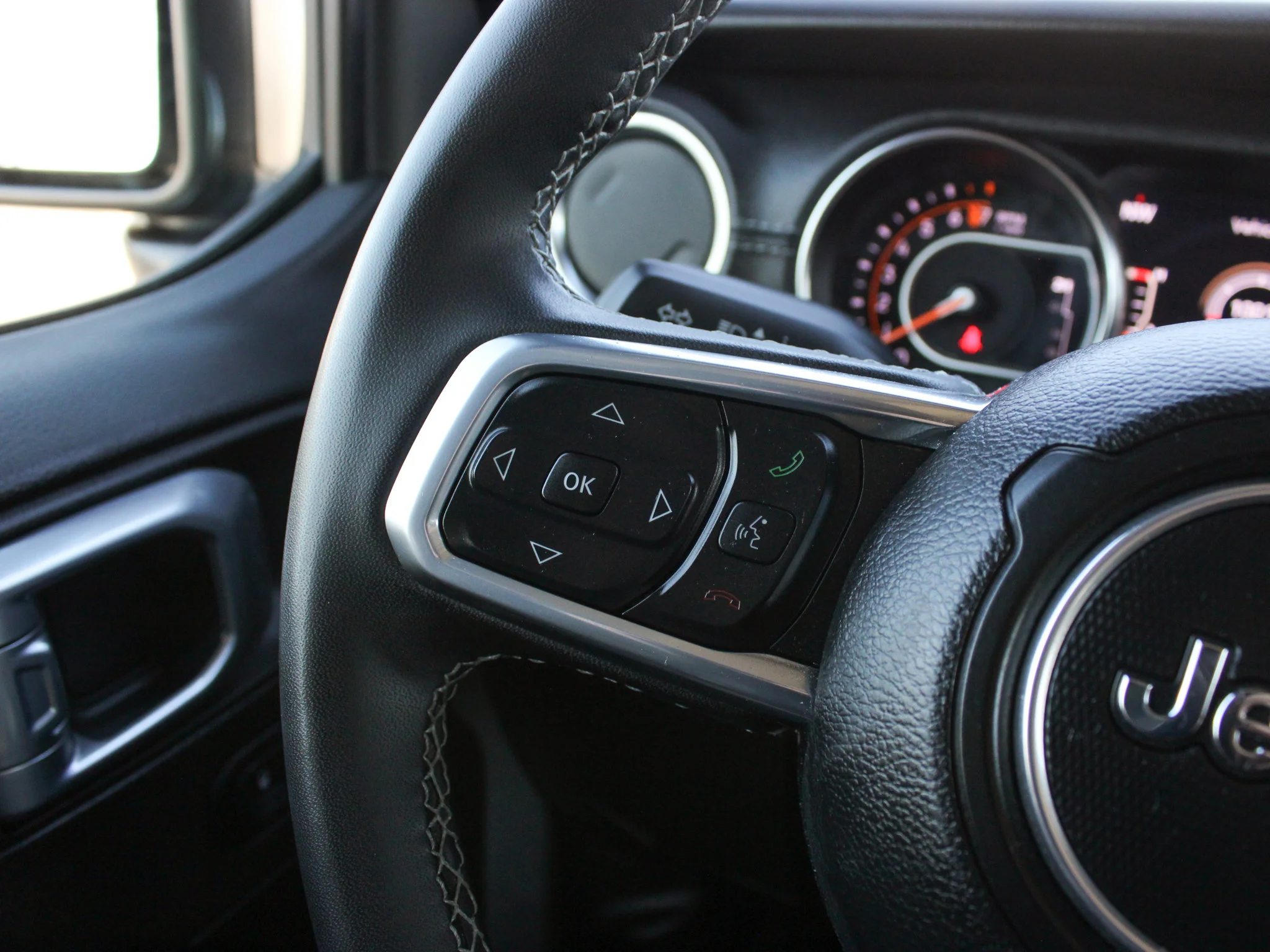 Certified Used 2023 Grey Jeep Overland * No Accidents | V6 | Heated McKinley Leather | Trailer Tow Package image 21