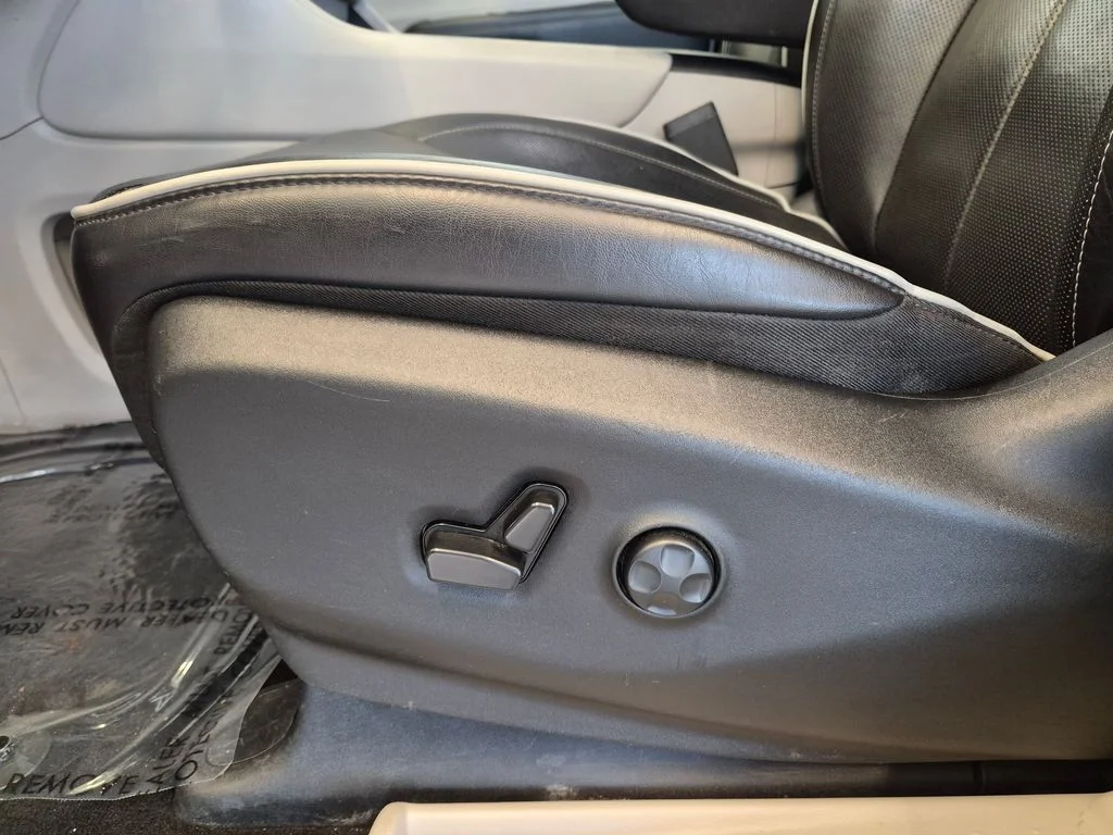Used 2023 Silver Chrysler Limited image 17