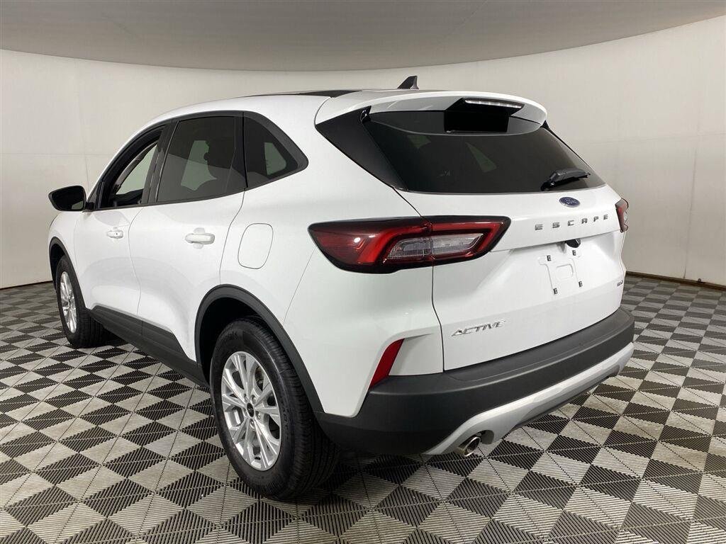 Used 2025 Oxford White Ford Active image 8