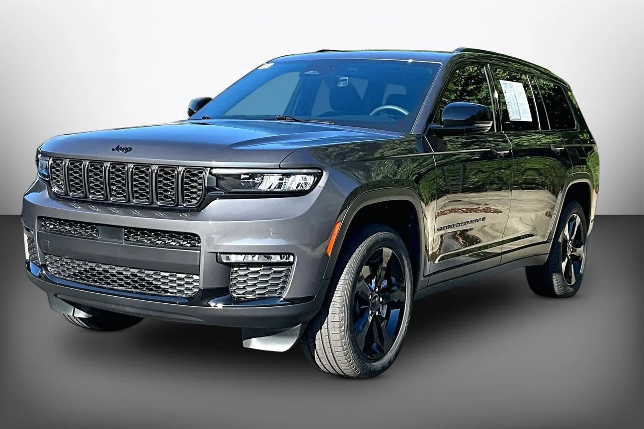 Used 2025 Gray Jeep Limited image 4