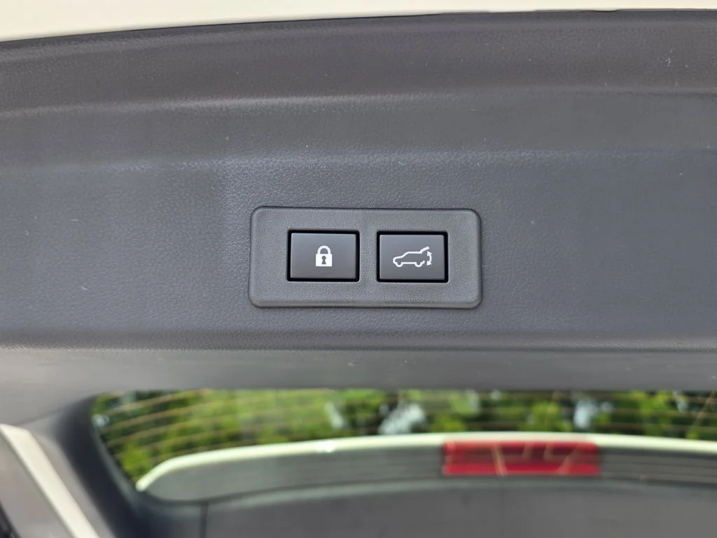 New 2026 CRYSTAL WHITE PEARL Subaru Limited 7-Passenger image 10