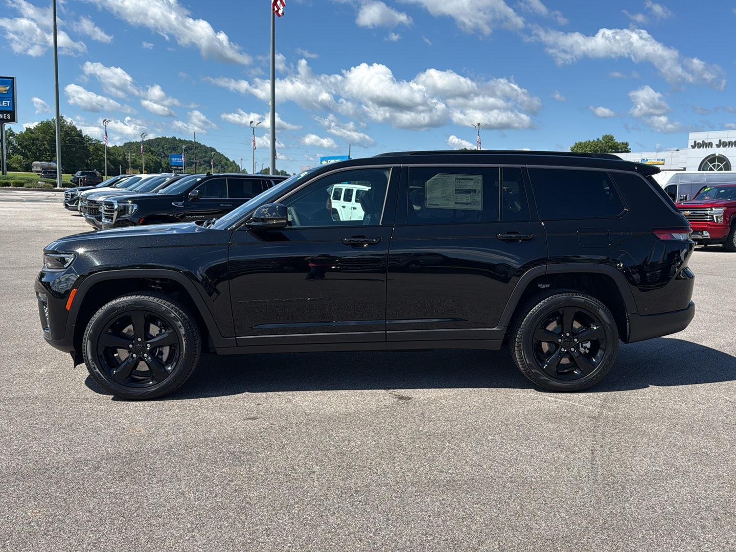 New 2026 Diamond Black Crystal Pearl-Coat Exterior Paint Jeep Limited image 8